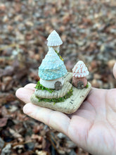 画像をギャラリービューアに読み込む, 【一点もの】青い塔と花の小屋 - 流木台座2軒セット