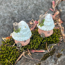 画像をギャラリービューアに読み込む, 赤壁の貝殻屋根の妖精ハウスS | 苔のある小さな家