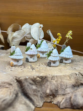 画像をギャラリービューアに読み込む, 白い貝殻屋根の妖精ハウスS | 花畑のある小さな家