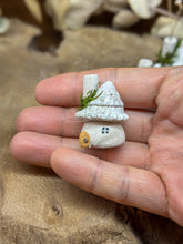 画像をギャラリービューアに読み込む, 白い貝殻屋根の妖精ハウスS | 花畑のある小さな家