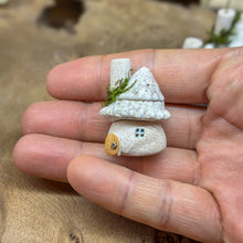 画像をギャラリービューアに読み込む, 白い貝殻屋根の妖精ハウスS | 苔のある小さな家