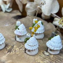 画像をギャラリービューアに読み込む, 白い貝殻屋根の妖精ハウスS | 苔のある小さな家