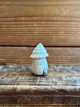 画像をギャラリービューアに読み込む, 貝殻屋根の小さなお家 のっぽS(バニラホワイト)〜テラリウム向け貝殻オブジェ(防水加工済)