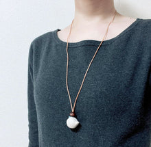 Load image into Gallery viewer, 勾玉型の鳥ネックレス『フォーチュンチュン』