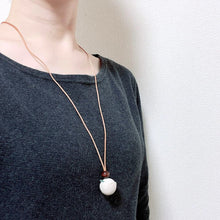 Load image into Gallery viewer, 勾玉型の鳥ネックレス『フォーチュンチュン』
