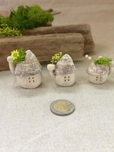 画像をギャラリービューアに読み込む, 貝殻屋根の小さなお家 ぽってりS〜プリザーブドモス&フラワーの貝殻オブジェ