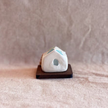 Load image into Gallery viewer, 北欧風青い屋根の家(ミルクホワイト)