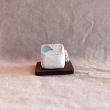 Load image into Gallery viewer, 北欧風青い屋根の家(ミルクホワイト)