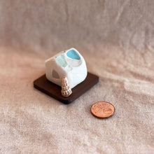 Load image into Gallery viewer, 北欧風青い屋根の家(ミルクホワイト)