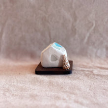 Load image into Gallery viewer, 北欧風青い屋根の家(ミルクホワイト)