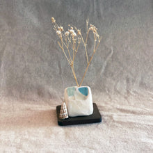 Load image into Gallery viewer, 北欧風青い屋根の家(ミルクホワイト)