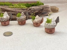 画像をギャラリービューアに読み込む, 貝殻屋根の小さなお家 ぽってりS(ココアブラウン)〜プリザーブドモス&フラワーの貝殻オブジェ