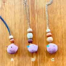 Load image into Gallery viewer, 勾玉型の鳥ネックレス『フォーチュンチュン』