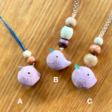 Load image into Gallery viewer, 勾玉型の鳥ネックレス『フォーチュンチュン』