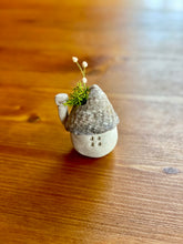 画像をギャラリービューアに読み込む, 貝殻屋根の小さなお家 ぽってりS〜プリザーブドモス&フラワーの貝殻オブジェ