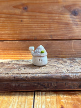 画像をギャラリービューアに読み込む, 貝殻屋根の小さなお家 ぽってりS〜プリザーブドモス&フラワーの貝殻オブジェ