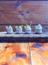 画像をギャラリービューアに読み込む, 貝殻屋根の小さなお家 ぽってりS〜プリザーブドモス&フラワーの貝殻オブジェ