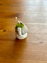 画像をギャラリービューアに読み込む, 貝殻屋根の小さなお家 ぽってりS〜プリザーブドモス&フラワーの貝殻オブジェ