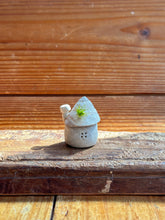 画像をギャラリービューアに読み込む, 貝殻屋根の小さなお家 ぽってりS〜プリザーブドモス&フラワーの貝殻オブジェ