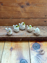 画像をギャラリービューアに読み込む, 貝殻屋根の小さなお家 ぽってりS〜プリザーブドモス&フラワーの貝殻オブジェ