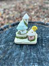 画像をギャラリービューアに読み込む, 【一点もの】青い塔と花の小屋 - 流木台座2軒セット
