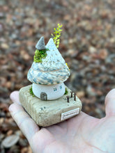 Load image into Gallery viewer, 【一点もの】貝殻屋根の螺旋の塔 - 流木台座付き / Maison Spirale
