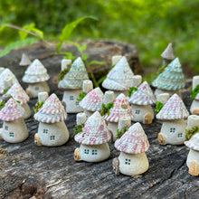 画像をギャラリービューアに読み込む, 白い貝殻屋根の妖精ハウスS | 苔のある小さな家
