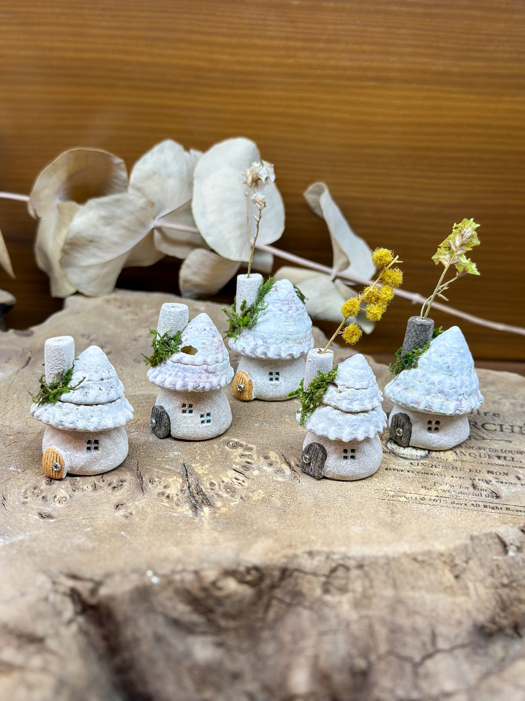 白い貝殻屋根の妖精ハウスS | 花畑のある小さな家