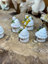 画像をギャラリービューアに読み込む, 白い貝殻屋根の妖精ハウスS | 花畑のある小さな家

