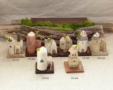 Load image into Gallery viewer, 北欧風シトラスの街の家〜プリザーブドフラワーの貝殻オブジェ
